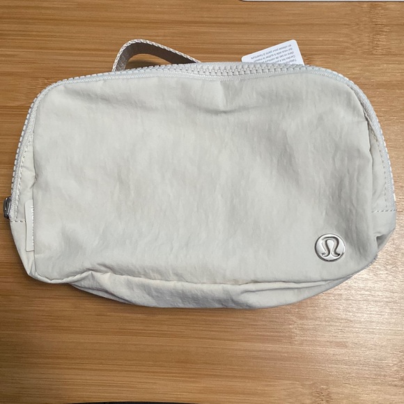 BNWT Everywhere Belt Bag (EBB) 1L in White Opal - Picture 1 of 3